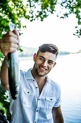 포토 JPG 주간 백인 한마리 해외 남자 행복 유럽 어류 한명 들기 상반신 20대 야외 앞모습 아웃포커스 기쁨 잡기 만족 체코 국내포토 자연요소 서양인 1 감정 나라 뷰포인트 모션 촬영기법 사람 청년 수중동물 파일형식