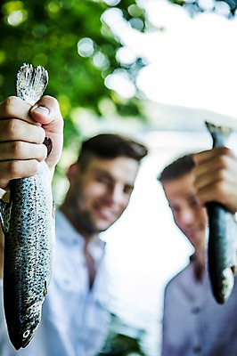 포토 JPG 주간 백인 해외 손 남자 유럽 두마리 어류 들기 사람 20대 야외 두명 아웃포커스 신체부위 잡기 체코 국내포토 자연요소 서양인 나라 2 모션 촬영기법 청년 수중동물 파일형식