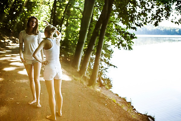 포토 JPG 주간 전신 백인 해외 여자 유럽 길 호수 여유 맨발 대화 20대 야외 두명 앞모습 뒷모습 친구 햇빛 마주보기 다정 우정 체코 성인여자만 청년여자만 국내포토 자연요소 서양인 감정 나라 뷰포인트 컨셉 관계 모션 발 말하기 사람 청년 태양 여자만 청년만 성인만 파일형식