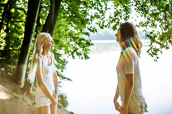 포토 JPG 주간 백인 해외 여자 유럽 길 호수 여유 대화 상반신 20대 야외 두명 옆모습 친구 햇빛 마주보기 다정 우정 체코 성인여자만 청년여자만 국내포토 자연요소 서양인 감정 나라 뷰포인트 컨셉 관계 모션 말하기 사람 청년 태양 여자만 청년만 성인만 파일형식