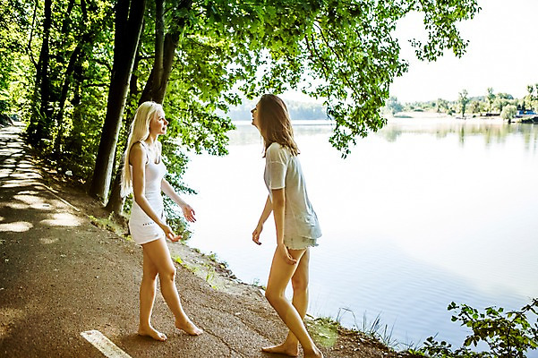 포토 JPG 주간 전신 백인 해외 여자 유럽 길 호수 여유 맨발 대화 20대 야외 두명 옆모습 친구 마주보기 다정 우정 체코 성인여자만 청년여자만 국내포토 자연요소 서양인 감정 나라 뷰포인트 컨셉 관계 모션 발 말하기 사람 청년 여자만 청년만 성인만 파일형식