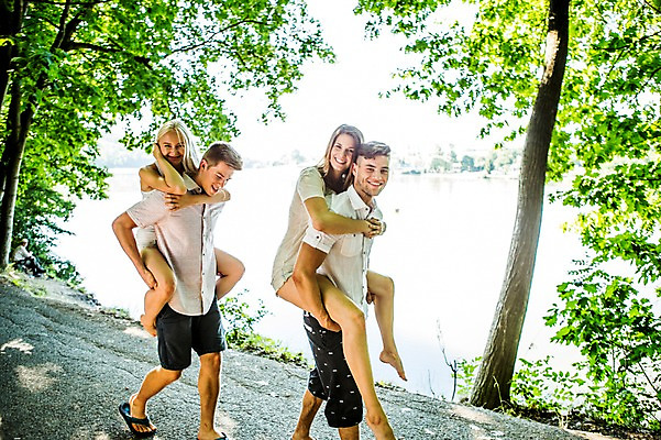 포토 JPG 주간 전신 백인 해외 커플 여자 남자 유럽 길 호수 여유 맨발 휴식 여러명 상반신 20대 야외 산책 즐거움 업기 체코 청년만 성인만 국내포토 자연요소 서양인 감정 나라 다수 컨셉 관계 모션 발 사람 청년 파일형식