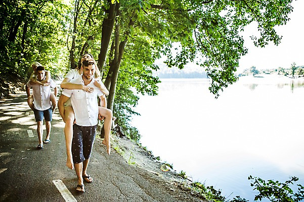 포토 JPG 주간 전신 백인 해외 커플 여자 남자 유럽 길 호수 여유 맨발 휴식 여러명 20대 야외 산책 즐거움 업기 체코 청년만 성인만 국내포토 자연요소 서양인 감정 나라 다수 컨셉 관계 모션 발 사람 청년 파일형식
