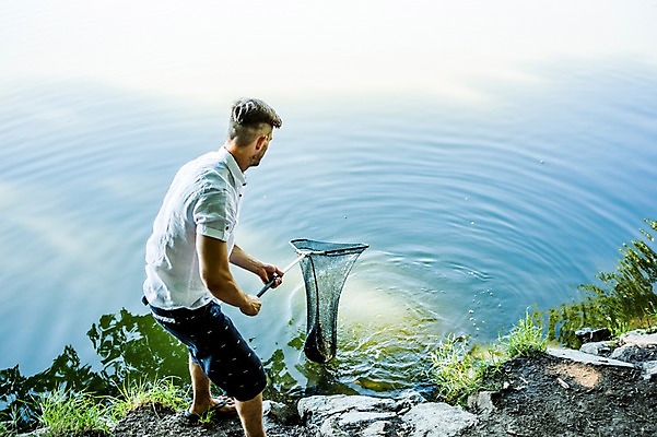 포토 JPG 주간 백인 해외 남자 유럽 호수 낚시 어류 한명 들기 20대 야외 옆모습 뜰채 체코 획득 청년남자한명만 성인남자한명만 국내포토 자연요소 서양인 1 나라 뷰포인트 모션 레저 사람 청년 수중동물 낚시용품 남자한명만 성인남자만 청년남자만 파일형식