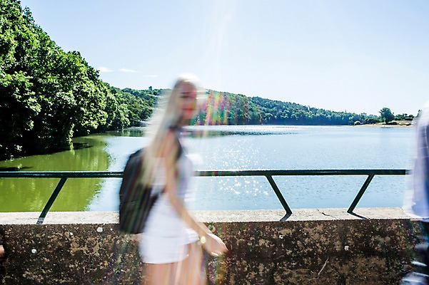 포토 JPG 주간 백인 해외 여자 유럽 호수 한명 상반신 20대 야외 옆모습 걷기 흔들림 체코 국내포토 자연요소 서양인 1 나라 뷰포인트 모션 사람 청년 파일형식