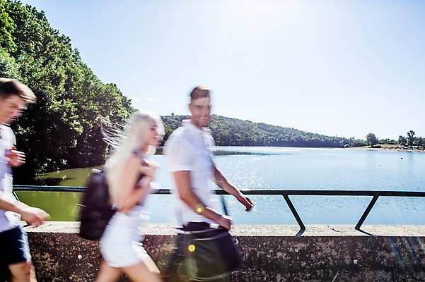 포토 JPG 주간 백인 해외 여자 남자 유럽 호수 상반신 20대 야외 옆모습 세명 걷기 흔들림 체코 국내포토 자연요소 서양인 나라 뷰포인트 모션 사람 청년 파일형식