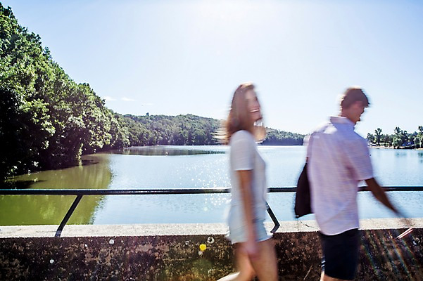 포토 JPG 주간 백인 해외 여자 남자 유럽 호수 상반신 20대 야외 두명 옆모습 걷기 흔들림 체코 국내포토 자연요소 서양인 나라 뷰포인트 모션 사람 청년 파일형식
