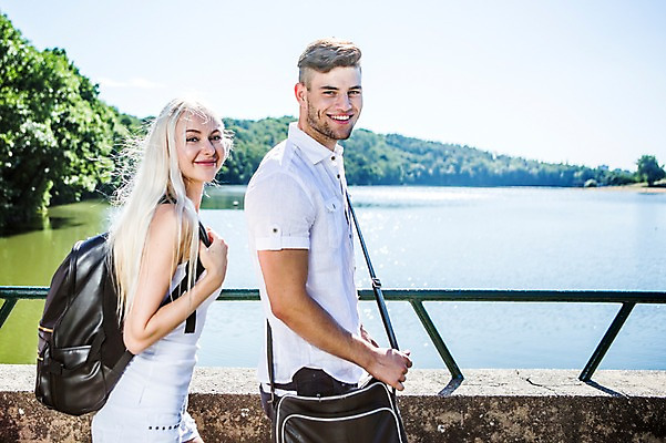 포토 JPG 주간 백인 해외 커플 여자 남자 유럽 호수 미소 상반신 20대 야외 두명 옆모습 걷기 즐거움 체코 설레임 국내포토 자연요소 서양인 감정 나라 뷰포인트 관계 모션 표정 사람 청년 파일형식