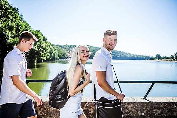 포토 JPG 주간 백인 해외 여자 남자 유럽 호수 미소 상반신 20대 야외 옆모습 세명 친구 걷기 즐거움 체코 설레임 국내포토 자연요소 서양인 감정 나라 뷰포인트 관계 모션 표정 사람 청년 파일형식