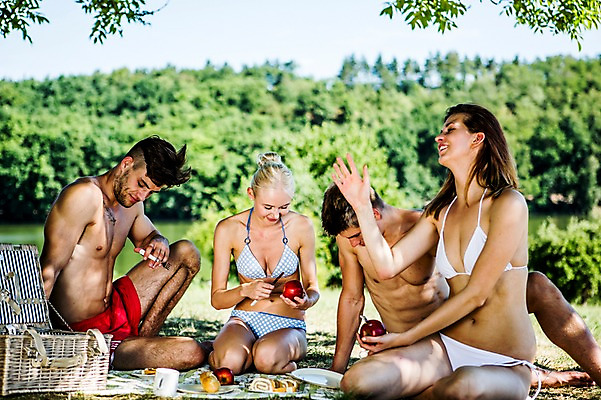포토 JPG 주간 백인 해외 커플 여자 남자 수영복 유럽 여유 휴식 앉기 여러명 20대 야외 앞모습 옆모습 비키니 소풍 바구니 즐거움 돗자리 체코 사과깎기 청년만 성인만 국내포토 자연요소 서양인 옷 감정 나라 뷰포인트 다수 컨셉 관계 모션 사람 청년 야외활동 파일형식
