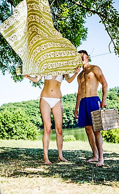 포토 JPG 주간 전신 백인 해외 커플 여자 남자 수영복 행복 유럽 여유 날리기 서기 들기 20대 야외 두명 앞모습 비키니 소풍 바구니 다정 하반신 돗자리 정리 체코 청년만 성인만 국내포토 자연요소 서양인 옷 감정 나라 뷰포인트 컨셉 관계 모션 사람 청년 야외활동 파일형식