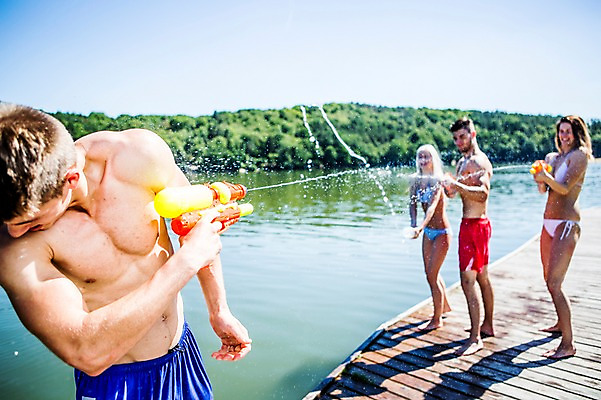 포토 JPG 주간 백인 해외 여자 남자 수영복 유럽 여러명 20대 해변 야외 비키니 마주보기 자신감 즐거움 체코 나무다리 물총 물총놀이 물총싸움 천진난만 청년만 성인만 국내포토 자연요소 서양인 옷 감정 나라 바다 다수 컨셉 모션 놀이 사람 청년 다리_건축물 싸움 파일형식