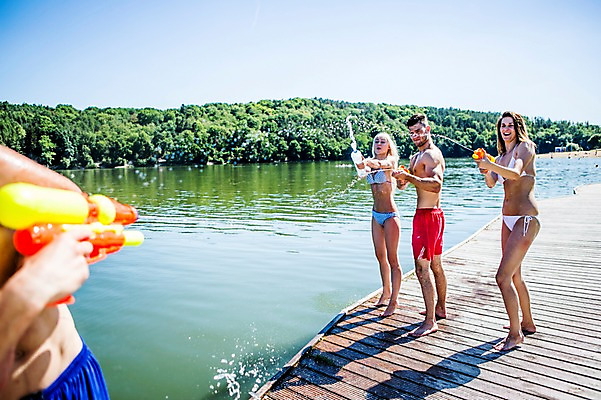 포토 JPG 주간 백인 해외 여자 남자 수영복 유럽 여러명 20대 해변 야외 비키니 마주보기 자신감 즐거움 체코 나무다리 물총 물총놀이 물총싸움 천진난만 청년만 성인만 국내포토 자연요소 서양인 옷 감정 나라 바다 다수 컨셉 모션 놀이 사람 청년 다리_건축물 싸움 파일형식