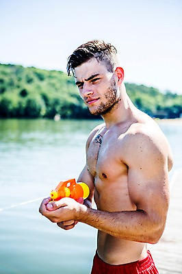 포토 JPG 주간 백인 해외 남자 수영복 유럽 한명 상반신 20대 해변 야외 옆모습 아웃포커스 즐거움 체코 물총 물총놀이 물총싸움 천진난만 청년남자한명만 성인남자한명만 국내포토 자연요소 서양인 1 옷 감정 나라 바다 뷰포인트 컨셉 놀이 촬영기법 사람 청년 싸움 남자한명만 성인남자만 청년남자만 파일형식