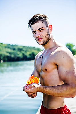 포토 JPG 주간 백인 해외 남자 수영복 유럽 한명 상반신 20대 해변 야외 옆모습 아웃포커스 즐거움 체코 물총 물총놀이 물총싸움 천진난만 청년남자한명만 성인남자한명만 국내포토 자연요소 서양인 1 옷 감정 나라 바다 뷰포인트 컨셉 놀이 촬영기법 사람 청년 싸움 남자한명만 성인남자만 청년남자만 파일형식