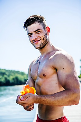 포토 JPG 주간 백인 해외 남자 수영복 유럽 한명 미소 상반신 20대 해변 야외 옆모습 아웃포커스 즐거움 체코 물총 물총놀이 물총싸움 천진난만 청년남자한명만 성인남자한명만 국내포토 자연요소 서양인 1 옷 감정 나라 바다 뷰포인트 컨셉 놀이 촬영기법 표정 사람 청년 싸움 남자한명만 성인남자만 청년남자만 파일형식