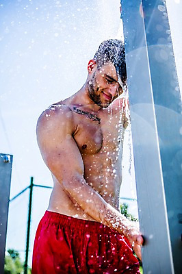 포토 JPG 주간 백인 해외 남자 수영복 유럽 상의탈의 한명 서기 상반신 20대 야외 옆모습 목욕 시원함 상쾌 튀는물 샤워기 체코 청년남자한명만 성인남자한명만 국내포토 자연요소 서양인 1 옷 감정 나라 뷰포인트 모션 탈의 사람 청년 청결 액체표현 스플래쉬 남자한명만 성인남자만 청년남자만 파일형식