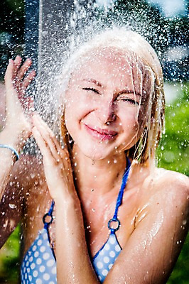 포토 JPG 주간 백인 해외 여자 유럽 한명 상반신 20대 야외 앞모습 비키니 목욕 시원함 상쾌 튀는물 샤워기 체코 국내포토 자연요소 서양인 1 수영복 감정 나라 뷰포인트 사람 청년 청결 액체표현 스플래쉬 파일형식