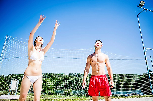 포토 JPG 주간 백인 해외 여자 남자 수영복 유럽 20대 해변 야외 두명 비키니 손들기 올려보기 비치발리볼 체코 국내포토 자연요소 서양인 옷 나라 바다 모션 사람 청년 비치볼 배구 파일형식