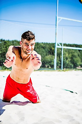 포토 JPG 주간 백인 해외 남자 수영복 유럽 한명 미소 상반신 20대 야외 앞모습 모래사장 무릎꿇기 비치발리볼 즐거움 열정 체코 청년남자한명만 성인남자한명만 국내포토 자연요소 서양인 1 옷 감정 나라 바다 뷰포인트 모션 표정 사람 청년 비치볼 배구 남자한명만 성인남자만 청년남자만 파일형식