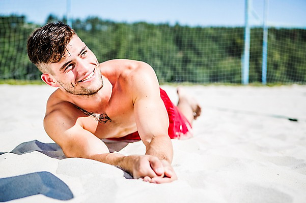 포토 JPG 주간 전신 백인 해외 남자 수영복 유럽 엎드리기 한명 미소 20대 야외 앞모습 모래사장 비치발리볼 즐거움 열정 체코 토스 청년남자한명만 성인남자한명만 국내포토 자연요소 서양인 1 옷 감정 나라 스포츠 바다 뷰포인트 모션 표정 사람 청년 비치볼 배구 남자한명만 성인남자만 청년남자만 파일형식