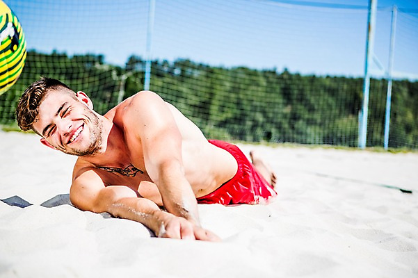 포토 JPG 주간 전신 백인 해외 남자 수영복 유럽 엎드리기 한명 미소 20대 야외 앞모습 모래사장 비치발리볼 즐거움 열정 배구공 체코 토스 청년남자한명만 성인남자한명만 국내포토 자연요소 서양인 1 옷 감정 나라 스포츠용품 스포츠 바다 뷰포인트 공 모션 표정 사람 청년 비치볼 배구 남자한명만 성인남자만 청년남자만 파일형식