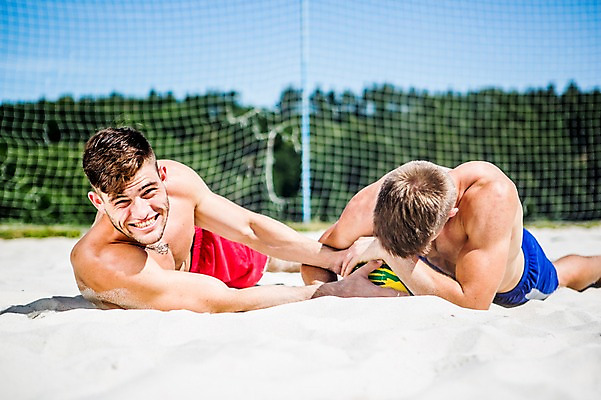 포토 JPG 주간 백인 해외 남자 수영복 유럽 엎드리기 상반신 20대 해변 야외 두명 앞모습 친구 모래사장 비치발리볼 즐거움 열정 배구공 체코 성인남자만 청년남자만 뺏기 국내포토 자연요소 서양인 옷 감정 나라 스포츠용품 바다 뷰포인트 공 관계 모션 사람 청년 비치볼 배구 남자만 청년만 성인만 파일형식