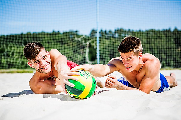 포토 JPG 주간 백인 해외 남자 수영복 유럽 엎드리기 상반신 20대 해변 야외 두명 앞모습 친구 모래사장 비치발리볼 즐거움 열정 배구공 체코 성인남자만 청년남자만 뺏기 국내포토 자연요소 서양인 옷 감정 나라 스포츠용품 바다 뷰포인트 공 관계 모션 사람 청년 비치볼 배구 남자만 청년만 성인만 파일형식