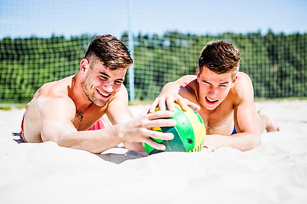 포토 JPG 주간 백인 해외 남자 수영복 유럽 엎드리기 상반신 20대 해변 야외 두명 앞모습 친구 모래사장 비치발리볼 즐거움 열정 배구공 체코 성인남자만 청년남자만 뺏기 국내포토 자연요소 서양인 옷 감정 나라 스포츠용품 바다 뷰포인트 공 관계 모션 사람 청년 비치볼 배구 남자만 청년만 성인만 파일형식