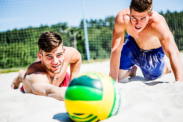 포토 JPG 주간 백인 해외 남자 수영복 유럽 엎드리기 상반신 20대 해변 야외 두명 앞모습 친구 모래사장 비치발리볼 즐거움 열정 배구공 체코 성인남자만 청년남자만 뺏기 국내포토 자연요소 서양인 옷 감정 나라 스포츠용품 바다 뷰포인트 공 관계 모션 사람 청년 비치볼 배구 남자만 청년만 성인만 파일형식