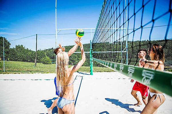 포토 JPG 주간 백인 해외 여자 남자 수영복 유럽 여러명 상반신 20대 해변 야외 옆모습 비키니 모래사장 손들기 마주보기 올려보기 네트 비치발리볼 배구공 체코 청년만 성인만 국내포토 자연요소 서양인 옷 나라 스포츠용품 스포츠 바다 뷰포인트 다수 공 모션 사람 청년 비치볼 배구 파일형식