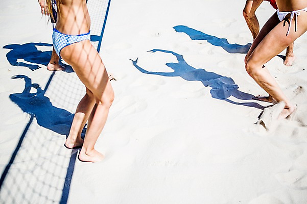 포토 JPG 주간 백인 해외 여자 남자 수영복 유럽 그림자 서기 여러명 20대 야외 신체부위 모래사장 하반신 다리 체코 국내포토 자연요소 서양인 옷 나라 바다 다수 모션 사람 청년 파일형식