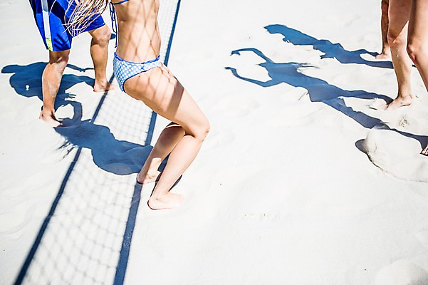 포토 JPG 주간 백인 해외 여자 남자 수영복 유럽 그림자 서기 여러명 20대 야외 신체부위 모래사장 하반신 다리 체코 국내포토 자연요소 서양인 옷 나라 바다 다수 모션 사람 청년 파일형식