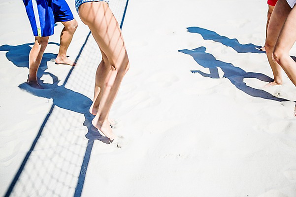포토 JPG 주간 백인 해외 여자 남자 수영복 유럽 그림자 서기 여러명 20대 야외 신체부위 모래사장 하반신 다리 체코 국내포토 자연요소 서양인 옷 나라 바다 다수 모션 사람 청년 파일형식