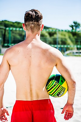 포토 JPG 주간 백인 해외 남자 수영복 유럽 상의탈의 한명 서기 들기 상반신 20대 해변 야외 뒷모습 아웃포커스 배구공 체코 국내포토 자연요소 서양인 1 옷 나라 스포츠용품 바다 뷰포인트 공 모션 탈의 촬영기법 사람 청년 배구 파일형식