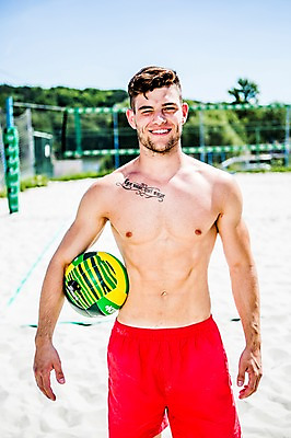 포토 JPG 주간 백인 해외 남자 수영복 유럽 상의탈의 윙크 한명 서기 미소 들기 상반신 20대 해변 야외 앞모습 아웃포커스 배구공 체코 국내포토 자연요소 서양인 1 옷 나라 스포츠용품 바다 뷰포인트 공 모션 탈의 촬영기법 표정 사람 청년 배구 파일형식