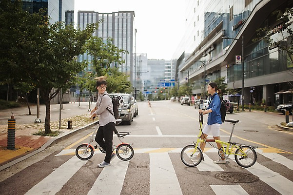 포토 JPG 주간 전신 여자 남자 20대 성인 야외 두명 옆모습 걷기 한국인 도시 뒤돌아보기 횡단보도 밀기 출근 퇴근 사이클링 미니벨로 성인만 스트라이다 국내포토 자연요소 뷰포인트 모션 사람 동양인 청년 자전거 보행로 육상스포츠 출퇴근 파일형식