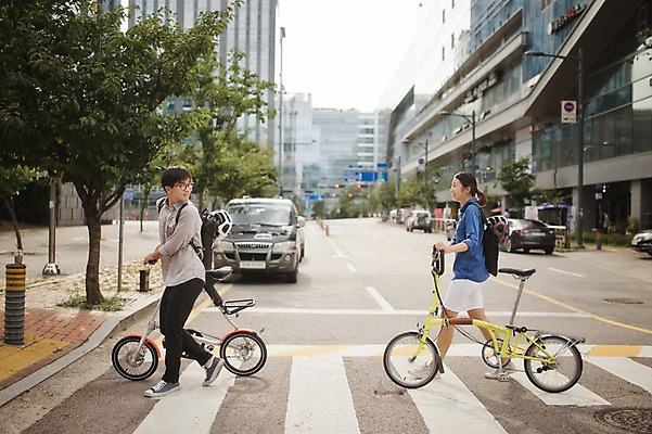 포토 JPG 주간 전신 여자 남자 20대 성인 야외 두명 옆모습 걷기 한국인 도시 뒤돌아보기 횡단보도 밀기 출근 퇴근 사이클링 미니벨로 성인만 스트라이다 국내포토 자연요소 뷰포인트 모션 사람 동양인 청년 자전거 보행로 육상스포츠 출퇴근 파일형식