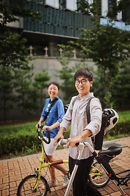 포토 JPG 주간 여자 남자 미소 상반신 20대 성인 야외 두명 옆모습 걷기 한국인 도시 보행로 밀기 출근 퇴근 사이클링 미니벨로 성인만 스트라이다 국내포토 자연요소 길 뷰포인트 모션 표정 사람 동양인 청년 자전거 육상스포츠 출퇴근 파일형식