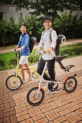 포토 JPG 주간 전신 여자 남자 미소 20대 성인 야외 두명 옆모습 걷기 한국인 도시 보행로 밀기 출근 퇴근 사이클링 미니벨로 성인만 스트라이다 국내포토 자연요소 길 뷰포인트 모션 표정 사람 동양인 청년 자전거 육상스포츠 출퇴근 파일형식