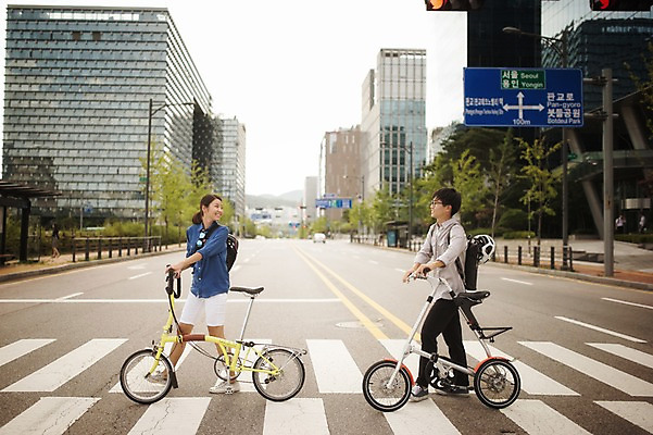 포토 JPG 주간 전신 여자 남자 20대 성인 야외 두명 옆모습 걷기 한국인 도시 뒤돌아보기 횡단보도 밀기 출근 퇴근 사이클링 미니벨로 성인만 스트라이다 국내포토 자연요소 뷰포인트 모션 사람 동양인 청년 자전거 보행로 육상스포츠 출퇴근 파일형식