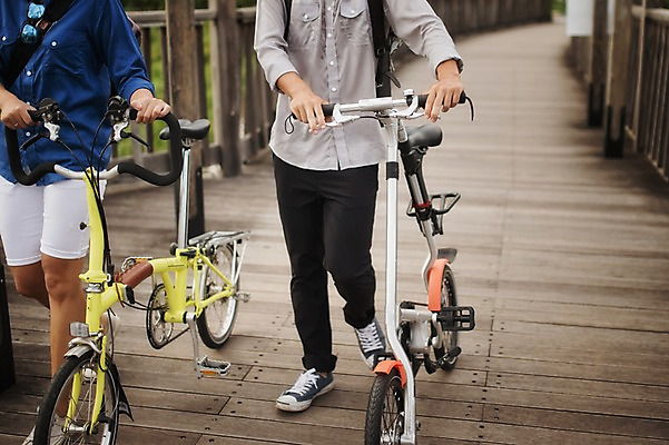 포토 JPG 주간 여자 남자 20대 성인 야외 두명 앞모습 걷기 한국인 하반신 도시 밀기 출근 퇴근 사이클링 미니벨로 성인만 스트라이다 국내포토 자연요소 뷰포인트 모션 사람 동양인 청년 자전거 육상스포츠 출퇴근 파일형식