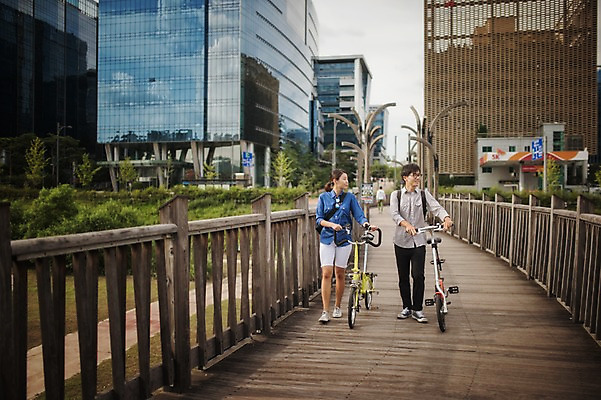 포토 JPG 주간 전신 여자 남자 20대 성인 야외 두명 앞모습 걷기 한국인 도시 밀기 출근 퇴근 사이클링 미니벨로 성인만 스트라이다 국내포토 자연요소 뷰포인트 모션 사람 동양인 청년 자전거 육상스포츠 출퇴근 파일형식