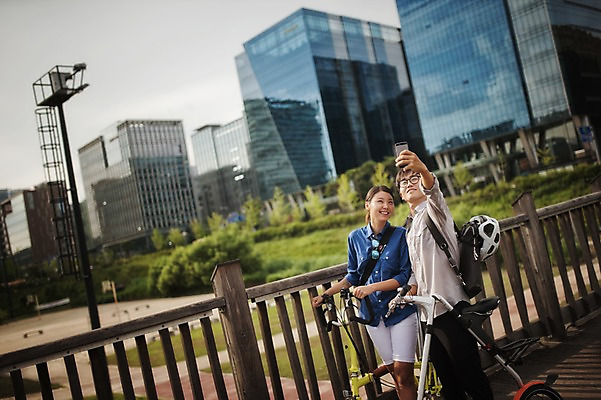 포토 JPG 주간 여자 남자 미소 들기 상반신 20대 성인 야외 두명 앞모습 스마트폰 다정 한국인 도시 셀프카메라 사이클링 미니벨로 성인만 스트라이다 국내포토 자연요소 뷰포인트 컨셉 모션 표정 사람 동양인 청년 핸드폰 스마트기기 자전거 사진촬영 육상스포츠 파일형식