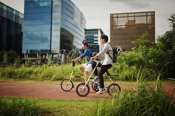 포토 JPG 주간 전신 여자 남자 20대 성인 야외 두명 옆모습 한국인 도시 승차 출근 퇴근 사이클링 라이딩 미니벨로 자전거도로 성인만 스트라이다 국내포토 자연요소 뷰포인트 모션 사람 동양인 청년 자전거 육상스포츠 출퇴근 전용도로 파일형식