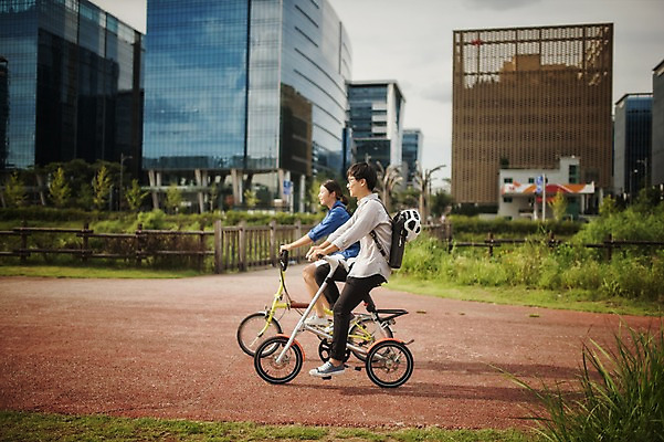 포토 JPG 주간 전신 여자 남자 20대 성인 야외 두명 옆모습 한국인 도시 승차 출근 퇴근 사이클링 라이딩 미니벨로 자전거도로 성인만 스트라이다 국내포토 자연요소 뷰포인트 모션 사람 동양인 청년 자전거 육상스포츠 출퇴근 전용도로 파일형식
