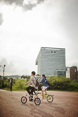 포토 JPG 주간 전신 여자 남자 20대 성인 야외 두명 옆모습 한국인 도시 승차 출근 퇴근 사이클링 라이딩 미니벨로 자전거도로 성인만 스트라이다 국내포토 자연요소 뷰포인트 모션 사람 동양인 청년 자전거 육상스포츠 출퇴근 전용도로 파일형식