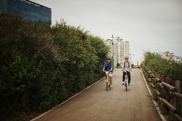 포토 JPG 주간 전신 여자 남자 20대 성인 야외 두명 앞모습 한국인 도시 승차 출근 퇴근 사이클링 내리막 라이딩 미니벨로 자전거도로 성인만 스트라이다 국내포토 자연요소 뷰포인트 모션 사람 동양인 청년 자전거 육상스포츠 출퇴근 전용도로 파일형식