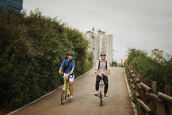 포토 JPG 주간 전신 여자 남자 20대 성인 야외 두명 앞모습 한국인 도시 승차 출근 퇴근 사이클링 내리막 라이딩 미니벨로 자전거도로 성인만 스트라이다 국내포토 자연요소 뷰포인트 모션 사람 동양인 청년 자전거 육상스포츠 출퇴근 전용도로 파일형식