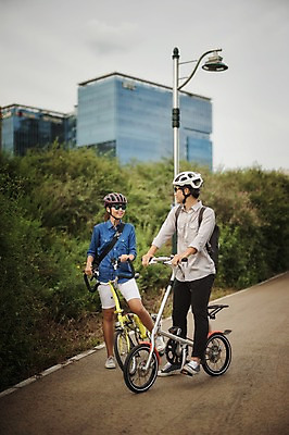 포토 JPG 주간 전신 여자 남자 휴식 대화 서기 20대 성인 야외 두명 마주보기 한국인 출근 퇴근 사이클링 라이딩 미니벨로 자전거도로 성인만 스트라이다 국내포토 자연요소 컨셉 모션 말하기 사람 동양인 청년 자전거 육상스포츠 출퇴근 전용도로 파일형식